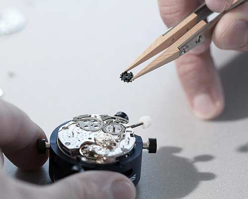 lau dầu đồng hồ fossil cơ