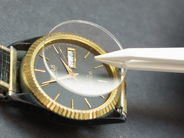 thay mặt kính sapphire đồng hồ