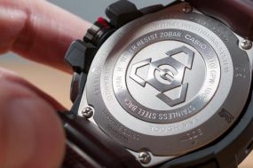 Stainless Steel Back là gì